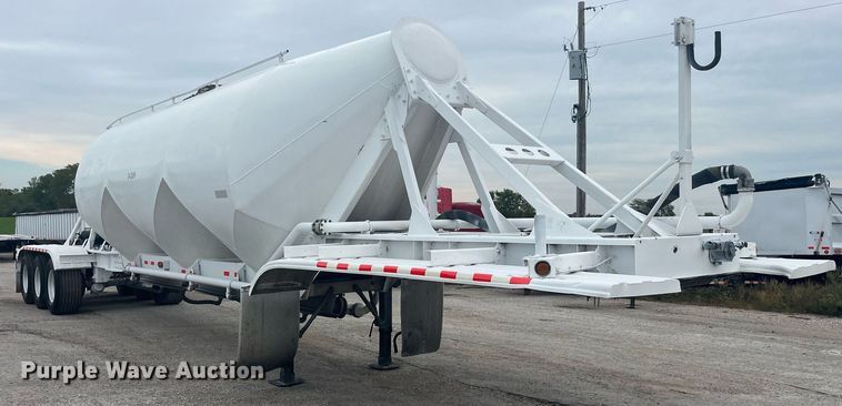 image for item LC9221 2011 LBT HAB-HA3-J2100X3 pneumatic dry bulk trailer