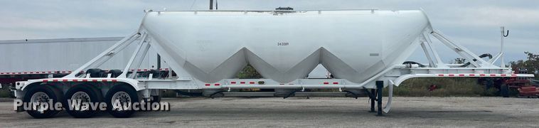 image for item LC9221 2011 LBT HAB-HA3-J2100X3 pneumatic dry bulk trailer