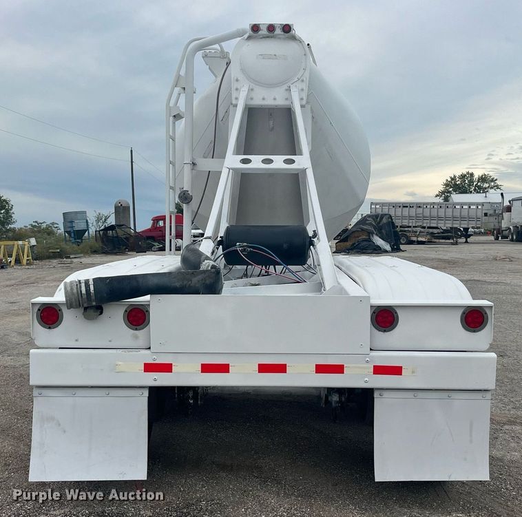 image for item LC9221 2011 LBT HAB-HA3-J2100X3 pneumatic dry bulk trailer