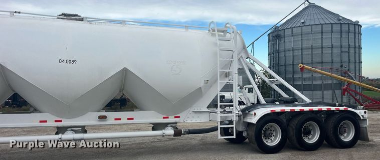 image for item LC9221 2011 LBT HAB-HA3-J2100X3 pneumatic dry bulk trailer