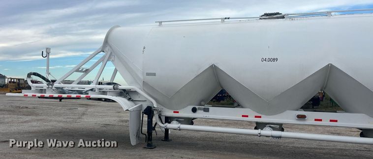 image for item LC9221 2011 LBT HAB-HA3-J2100X3 pneumatic dry bulk trailer