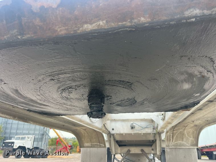 image for item LC9221 2011 LBT HAB-HA3-J2100X3 pneumatic dry bulk trailer