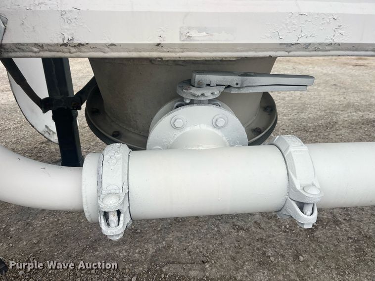 image for item LC9221 2011 LBT HAB-HA3-J2100X3 pneumatic dry bulk trailer