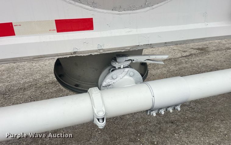 image for item LC9221 2011 LBT HAB-HA3-J2100X3 pneumatic dry bulk trailer