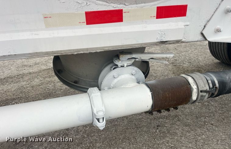 image for item LC9221 2011 LBT HAB-HA3-J2100X3 pneumatic dry bulk trailer