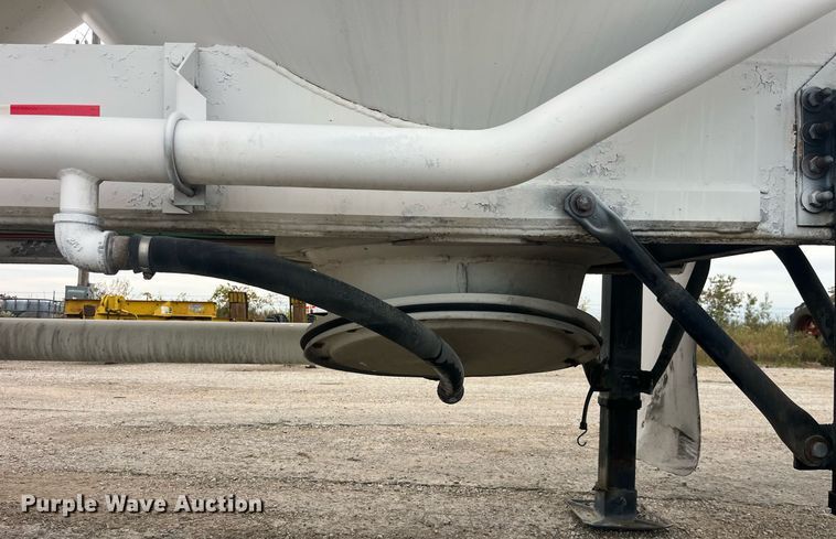 image for item LC9221 2011 LBT HAB-HA3-J2100X3 pneumatic dry bulk trailer