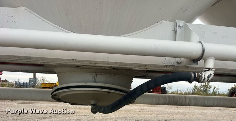 image for item LC9221 2011 LBT HAB-HA3-J2100X3 pneumatic dry bulk trailer