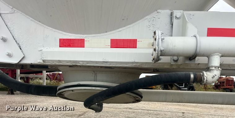 image for item LC9221 2011 LBT HAB-HA3-J2100X3 pneumatic dry bulk trailer