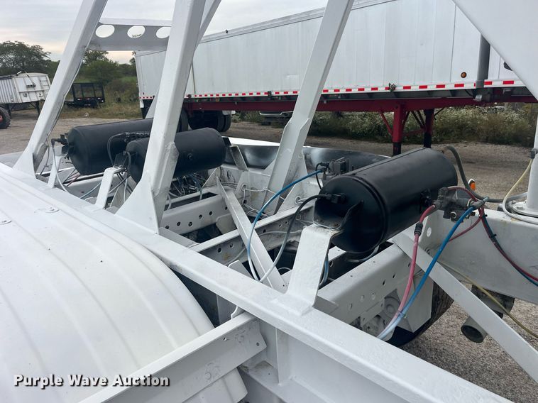 image for item LC9221 2011 LBT HAB-HA3-J2100X3 pneumatic dry bulk trailer