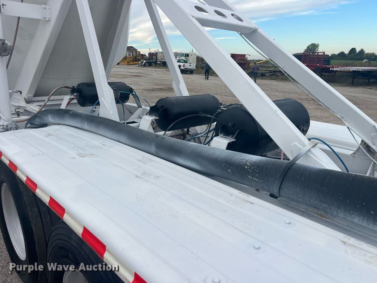 image for item LC9221 2011 LBT HAB-HA3-J2100X3 pneumatic dry bulk trailer