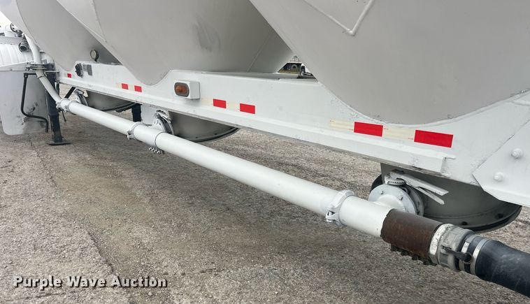 image for item LC9221 2011 LBT HAB-HA3-J2100X3 pneumatic dry bulk trailer