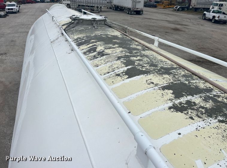 image for item LC9221 2011 LBT HAB-HA3-J2100X3 pneumatic dry bulk trailer