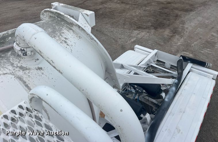 image for item LC9221 2011 LBT HAB-HA3-J2100X3 pneumatic dry bulk trailer