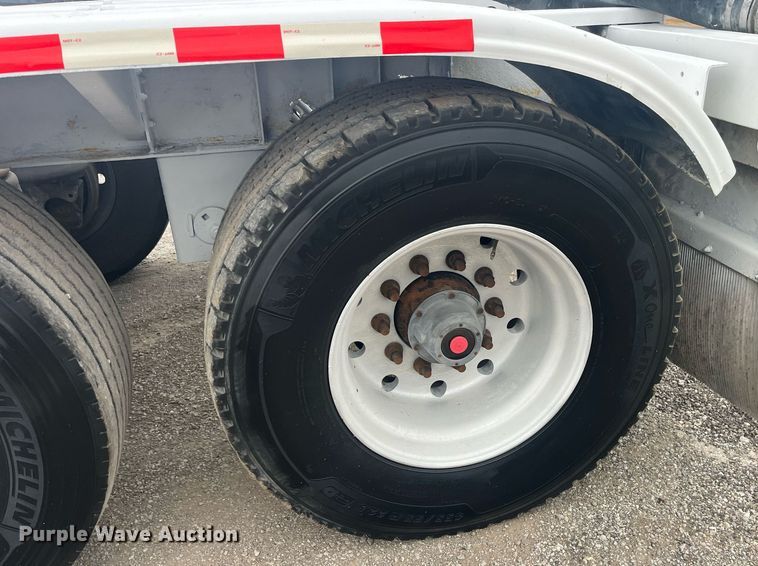 image for item LC9221 2011 LBT HAB-HA3-J2100X3 pneumatic dry bulk trailer