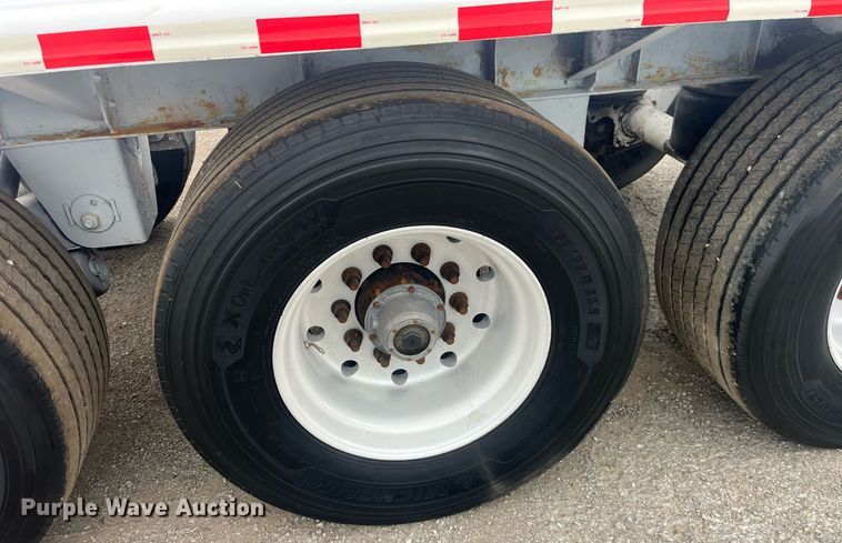 image for item LC9221 2011 LBT HAB-HA3-J2100X3 pneumatic dry bulk trailer