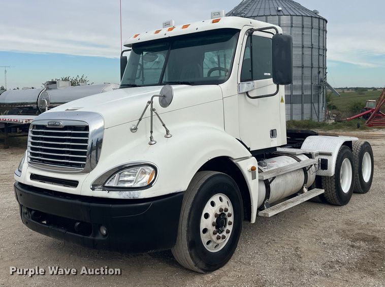 image for item LC9223 2006 Freightliner  Columbia semi truck