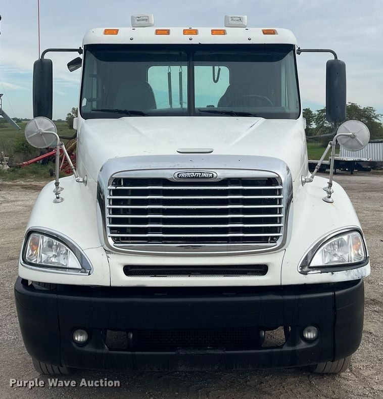 image for item LC9223 2006 Freightliner  Columbia semi truck