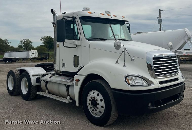 image for item LC9223 2006 Freightliner  Columbia semi truck