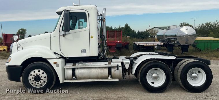 image for item LC9223 2006 Freightliner  Columbia semi truck