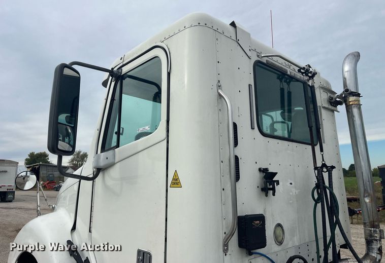 image for item LC9223 2006 Freightliner  Columbia semi truck