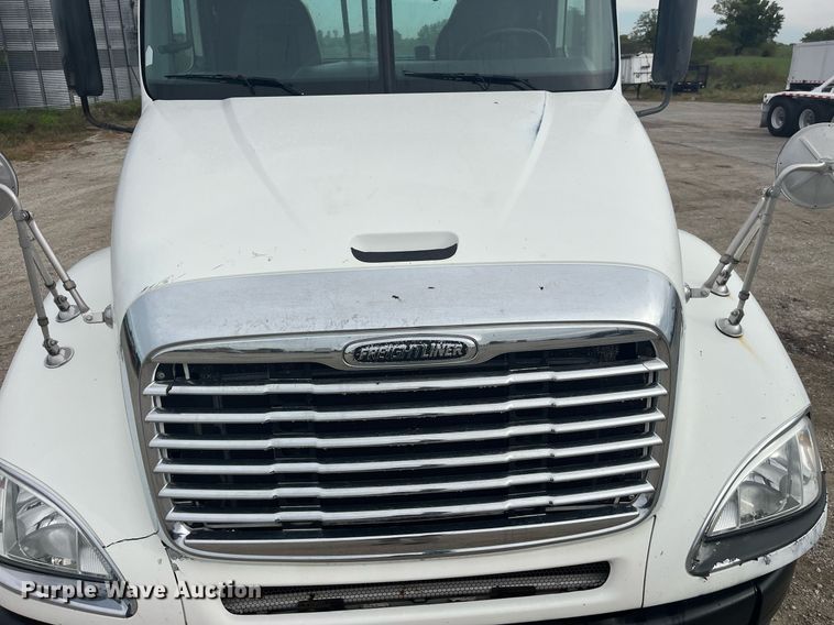 image for item LC9223 2006 Freightliner  Columbia semi truck