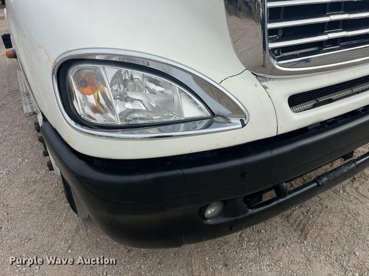 image for item LC9223 2006 Freightliner  Columbia semi truck