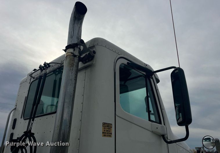 image for item LC9223 2006 Freightliner  Columbia semi truck