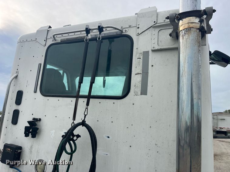 image for item LC9223 2006 Freightliner  Columbia semi truck