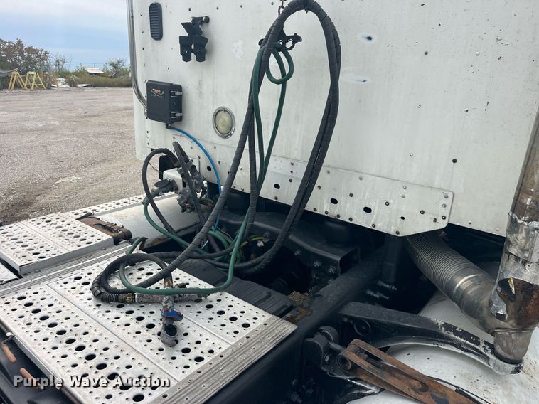 image for item LC9223 2006 Freightliner  Columbia semi truck