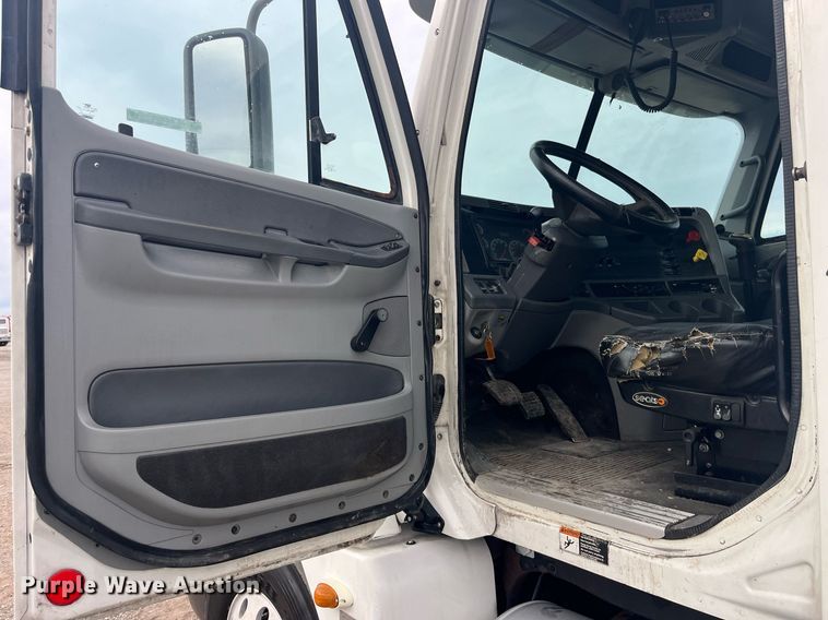 image for item LC9223 2006 Freightliner  Columbia semi truck