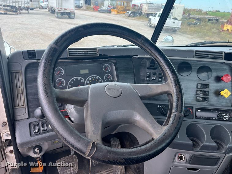 image for item LC9223 2006 Freightliner  Columbia semi truck