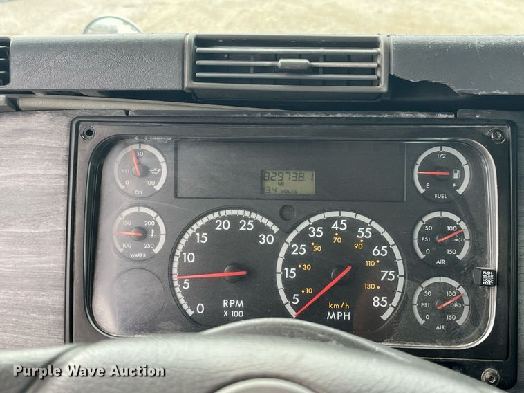 image for item LC9223 2006 Freightliner  Columbia semi truck