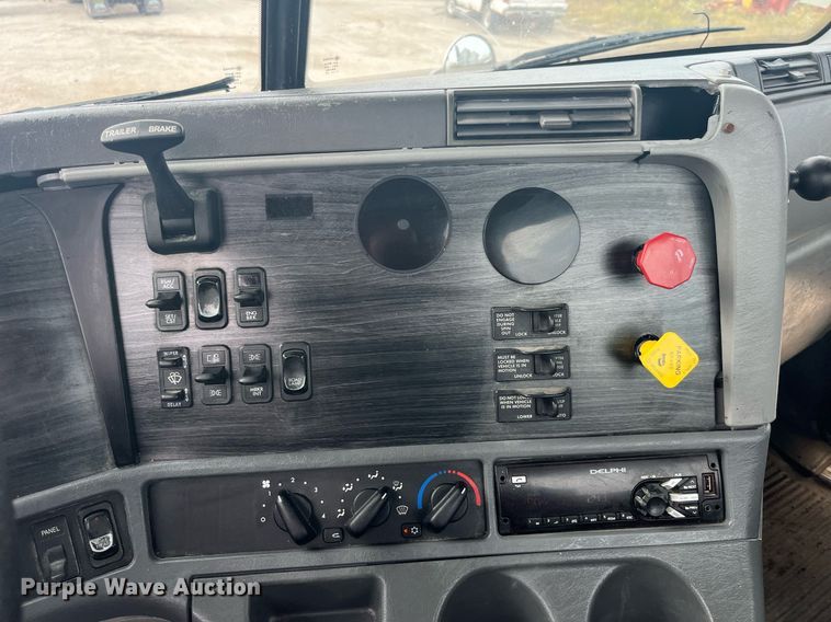 image for item LC9223 2006 Freightliner  Columbia semi truck