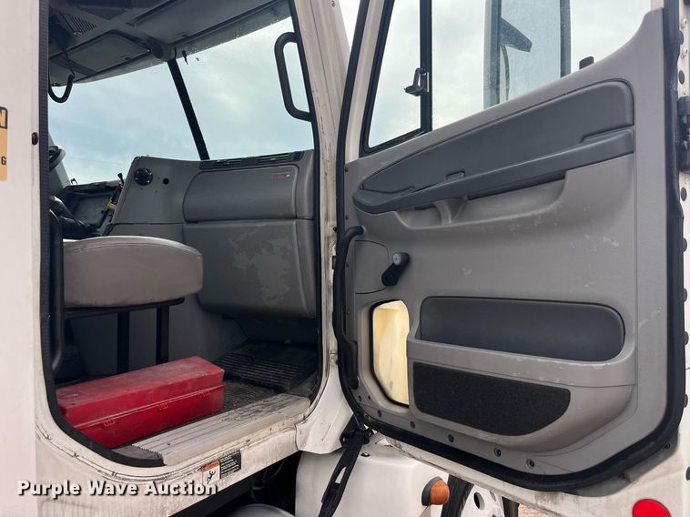 image for item LC9223 2006 Freightliner  Columbia semi truck