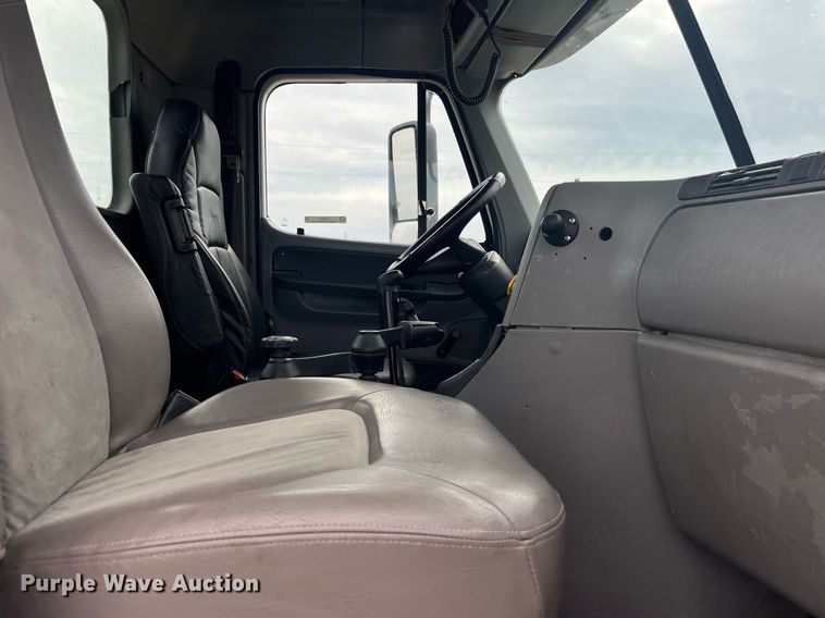 image for item LC9223 2006 Freightliner  Columbia semi truck