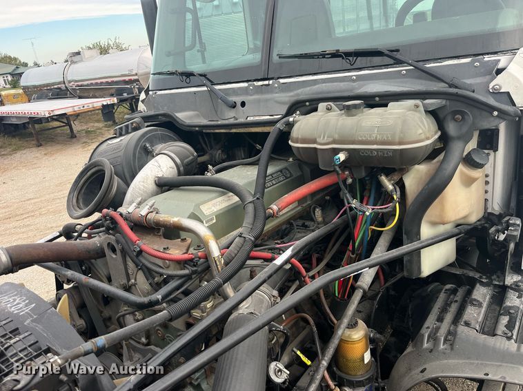 image for item LC9223 2006 Freightliner  Columbia semi truck