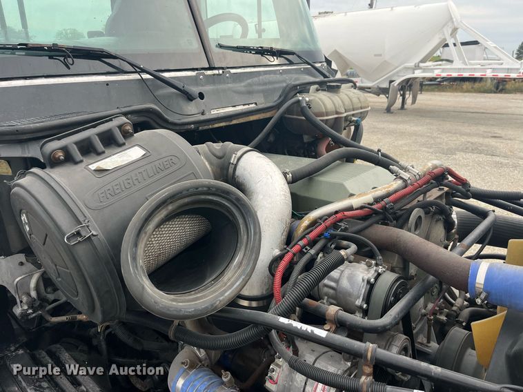 image for item LC9223 2006 Freightliner  Columbia semi truck