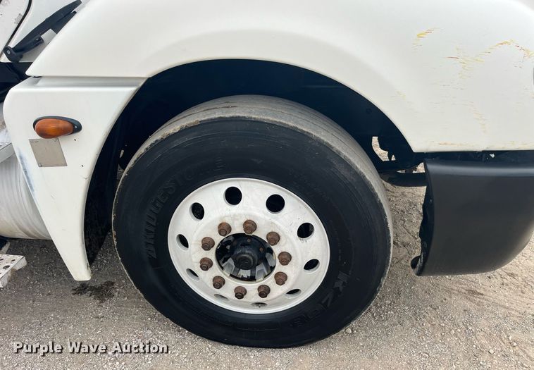 image for item LC9223 2006 Freightliner  Columbia semi truck