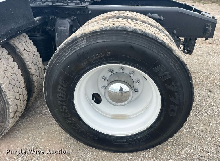 image for item LC9223 2006 Freightliner  Columbia semi truck