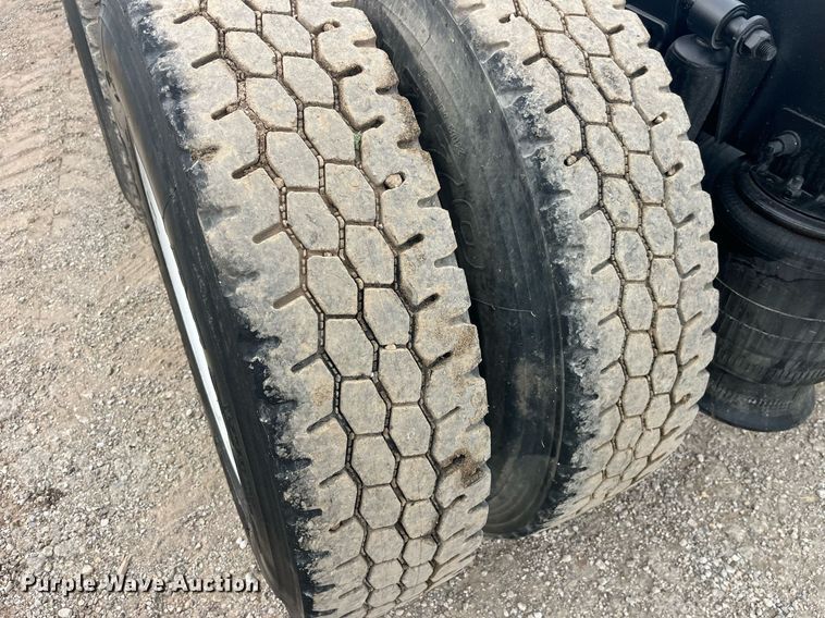 image for item LC9223 2006 Freightliner  Columbia semi truck