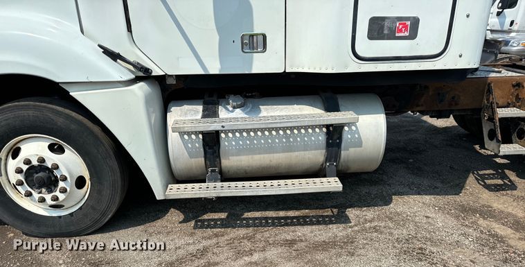 image for item OG9603 2005 Freightliner  Columbia semi truck