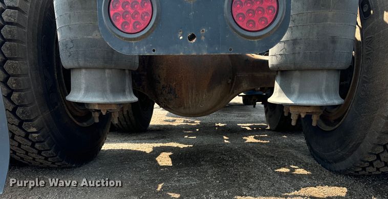 image for item OG9603 2005 Freightliner  Columbia semi truck