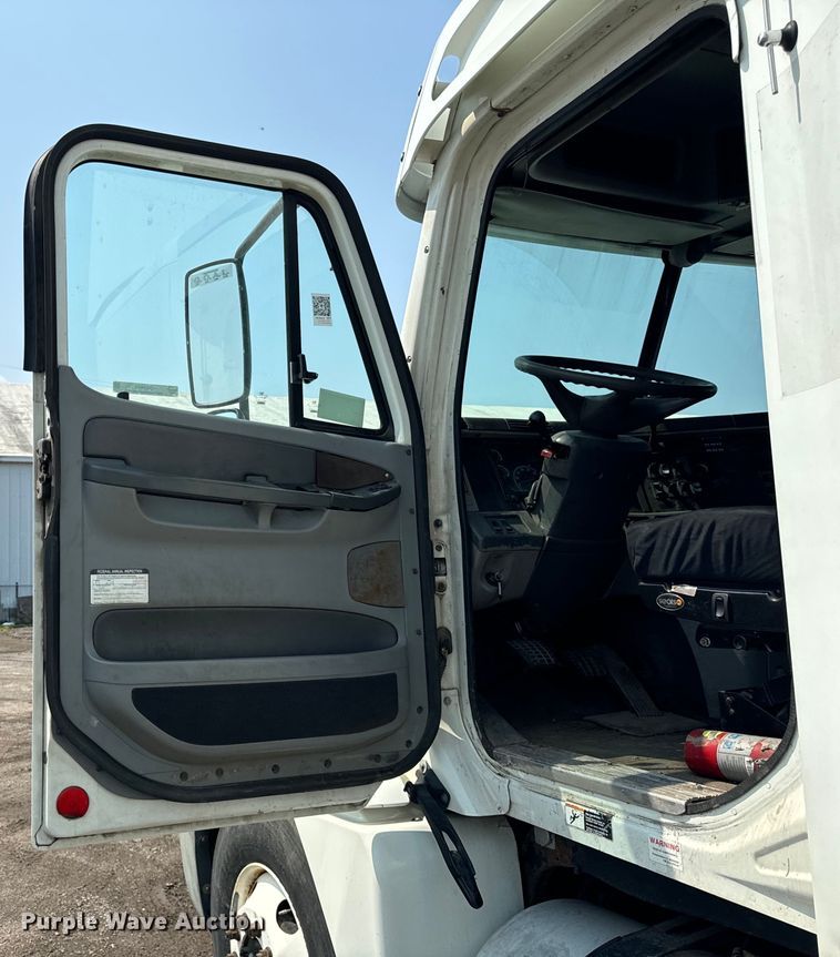 image for item OG9603 2005 Freightliner  Columbia semi truck