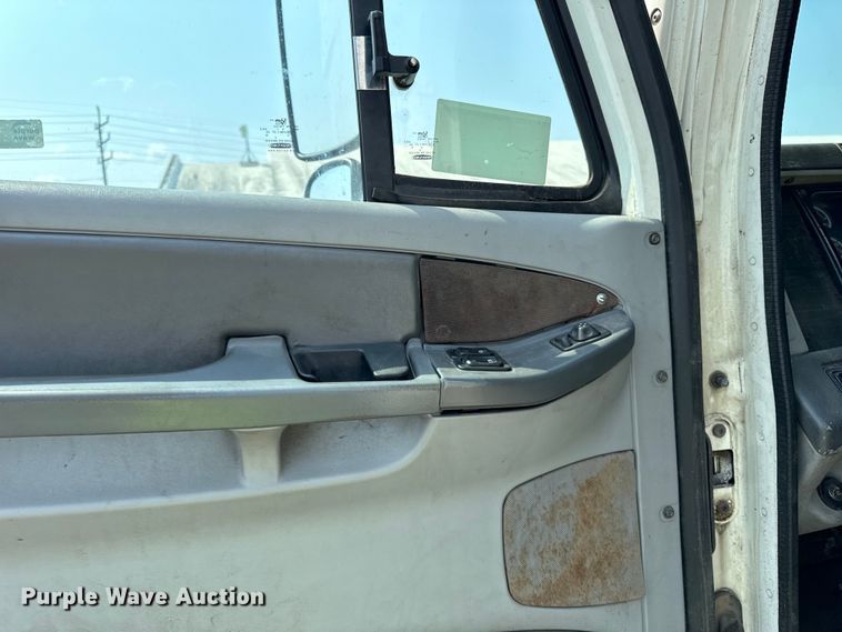 image for item OG9603 2005 Freightliner  Columbia semi truck