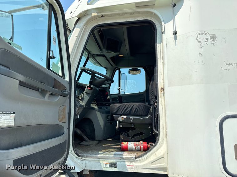 image for item OG9603 2005 Freightliner  Columbia semi truck