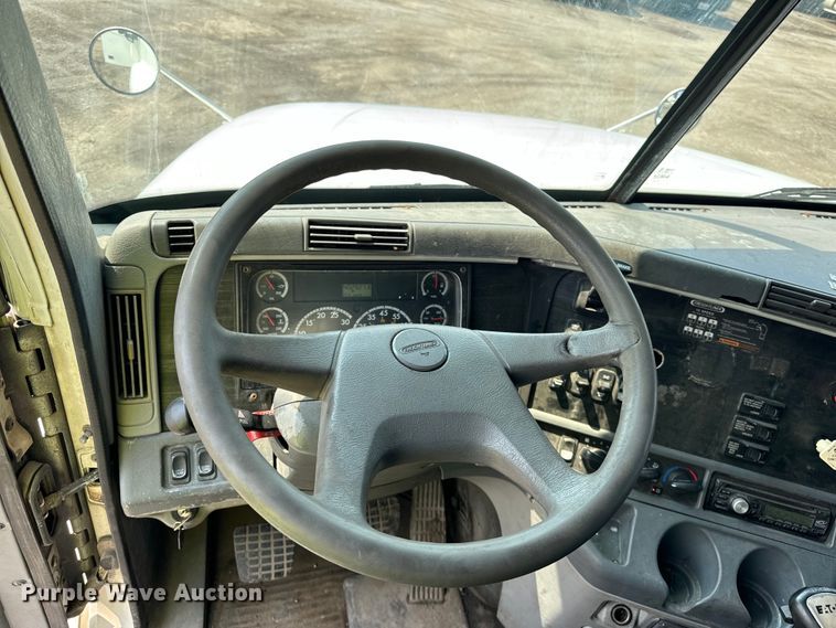 image for item OG9603 2005 Freightliner  Columbia semi truck