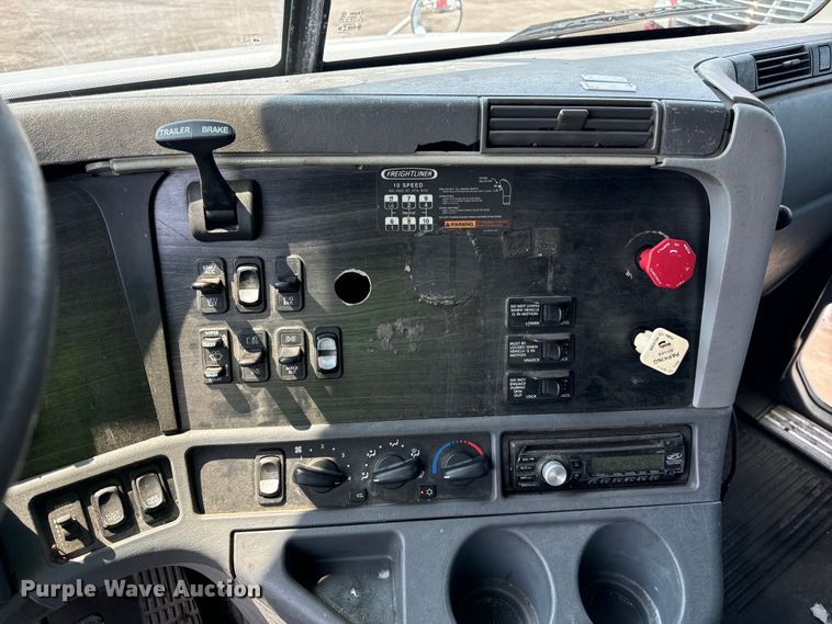 image for item OG9603 2005 Freightliner  Columbia semi truck