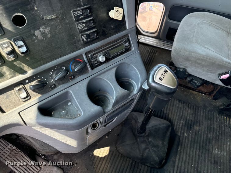 image for item OG9603 2005 Freightliner  Columbia semi truck