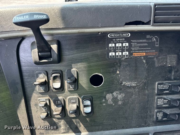 image for item OG9603 2005 Freightliner  Columbia semi truck