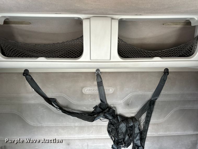 image for item OG9603 2005 Freightliner  Columbia semi truck